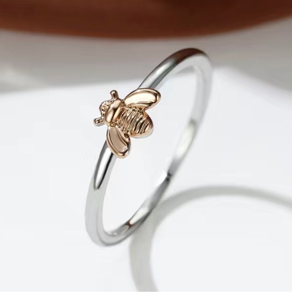 Dainty Honey Bee Ring 🐝
